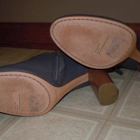 CLARKS ‘GRACE LOLA’ DK GRAY LEATHER BOOTIES HEELS SIZE 9 ½ EXC COND IN BOX - Picture 7 of 8